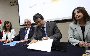 Jefe del Gabinete Ministerial, Juan Jiménez, durante firma de compromiso por la integridad entre el sector Salud y las empresas farmacéuticas. Foto: ANDINA/Marco del Río.