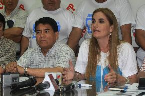 Líder de la CGTP, Mario Huamán, y Anel Townsend con dirigentes de otros gremios sindicales. Foto: ANDINA/Juan Carlos Guzmán.