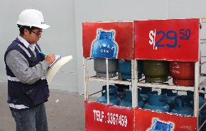 Personal de Osinergmin verifica precio de venta del balón de gas de 10 kilos en diversos grifos de la capital.
