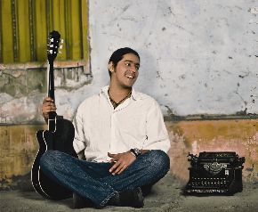 Cantautor peruano Omar Camino fusiona huaino con ritmos anglos y latinos.
