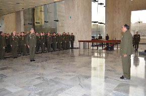Comandante General del Ejército, general Ricardo Moncada Novoa, en una ceremonia en el Cuartel General, felicita a los oficiales generales designados en los nuevos cargos de la institución. Foto: Difusión