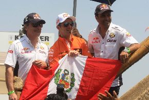 Los pilotos del Team Red Bull, Nasser Al-Attiyah, el francés Cyril Depress y el español Carlos Sainz con la bandera bicolor. ANDINA/Juan Carlos Guzmán