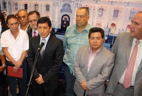 Víctor Isla, presidente del Congreso, acompañado de los voceros que dejaron sin efecto aumento del bono. ANDINA/Juan Carlos Chávez
