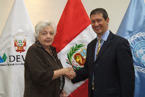 Presidenta ejecutiva de Devida, Carmen Masías, y representante de la Oficina de las Naciones Unidas contra la Droga y el Delito para el Perú y Ecuador, Flavio Mirella. Foto: Devida.