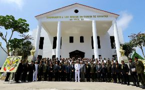 El Perú recuerda hoy el sacrificio de los valerosos comandos Chavín de Huántar. En la foto, un grupo de esos valientes militares posa en la réplica de la residencia del embajador del Japón en Lima.