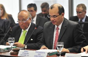 CAF President Enrique Garcia (l) and Peruvian Finance Minister Luis Miguel Castilla meet in Lima.