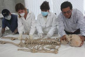 Especialistas estudian los restos óseos hallados en la huaca Cao Viejo, del complejo El Brujo