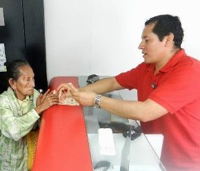 Unos 200 nativos de zonas alejadas de Loreto recibieron Pensión 65 a través de plataforma itinerante. Foto: ANDINA/Difusión.