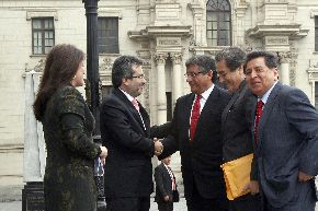 En Palacio de Gobierno, el presidente del Consejo de Ministros, Juan Jiménez Mayor, se reúne con dirigentes del partido político Perú Posible, con el objetivo de recoger sus iniciativas para garantizar el crecimiento económico del país. Foto: ANDINA/Prensa Presidencia.