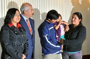 Los ministros de la Mujer, Ana Jara, y del Interior, Wilfredo Pedraza; la pequeña Vayoleth y sus padres. Foto: ANDINA/Difusión.