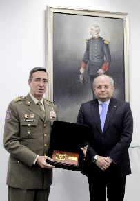 Ministro de Defensa, Pedro Cateriano, se reunió con el jefe del Estado Mayor del Ejército de Tierra del Reino de España, general de división Jaime Domínguez Buj.