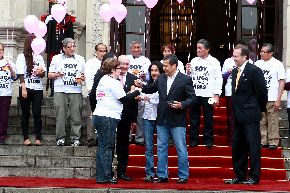 El Presidente de la República, Ollanta Humala dio inicio a la colecta pública de la Liga de Lucha contra el Cáncer en Palacio de Gobierno. Foto: Prensa Presidencia.