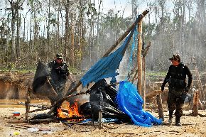 Policía destruye equipos de minería ilegal en megaoperativo en Tambopata. Foto: ANDINA/Difusión.