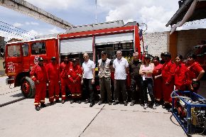 Los bomberos de la compañía de San Sebastián, en Cusco, recibieron con alegría la donación de un vehículo y otros equipos especializados.