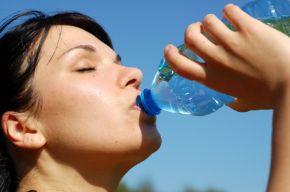 La mejor forma de hidratar el cuerpo es bebiendo agua, según el INS. Foto: Internet