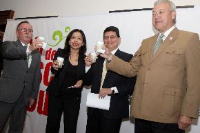 Peruvian officials raise a toast in anticipation of Pisco Sour Day this Saturday. Photo: ANDINA/Melina Mejía