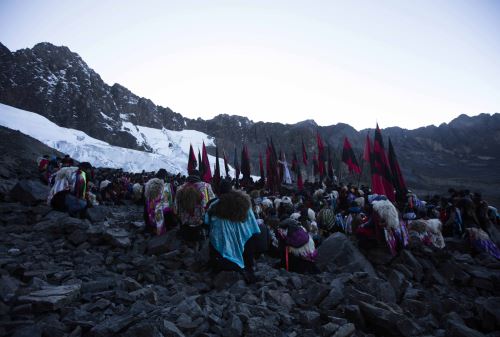 Comunidades de diversas etnias quechuas concurren en peregrinación hasta el santuario del Señor de Qoyllur Riti ubicado al pie del nevado Colque Punko.