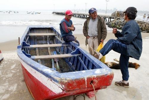 Pescadores no pueden realizar sus faenas por los oleajes