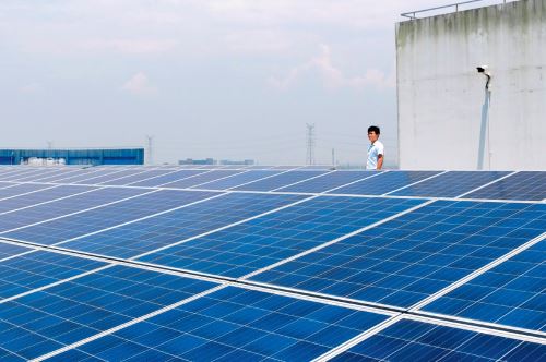 Paneles solares son instalados en el área industrial de Lingang, Shanghai. Este fue el primer proyecto aprobado por el Nuevo Banco de Desarrollo