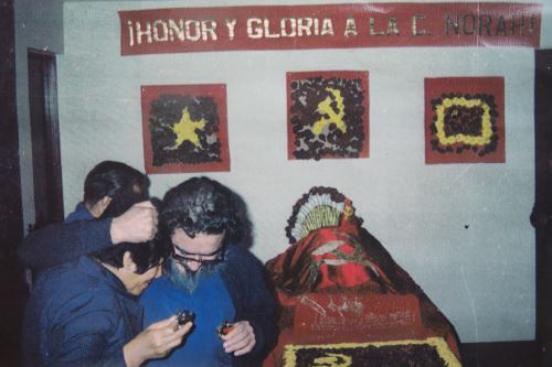 Martha Huatay junto a Abimael Guzmán en el velorio de Augusta la Torre