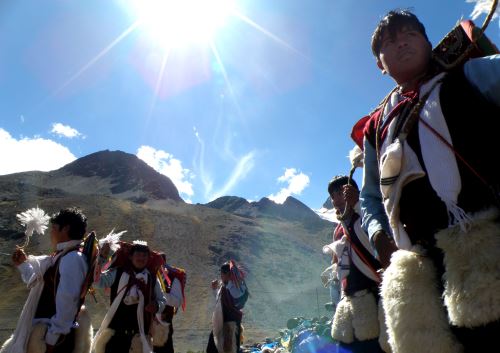 Comparsas de danzas se desplazarán por la ruta tradicional al nevado Colquepunku.