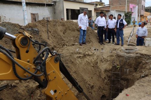 Se ejecutan trabajos de red de alcantarillado en distrito de Catacaos.