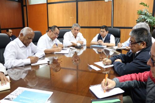 Ministro Edmer Trujillo sostuvo reunión con autoridades de Piura.