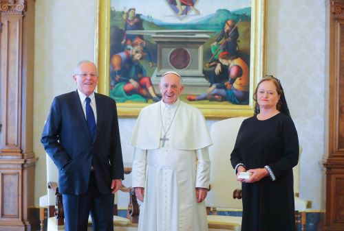 Presidente Kuczysnki es recibido por el Papa Francisco