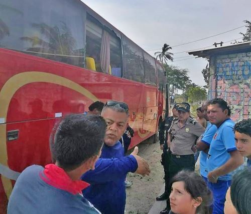 Bus fue atacado por presuntos hinchas del Atlético Grau de Piura.