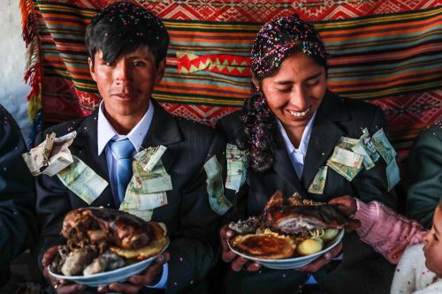 El paltasqa es una de las costumbres andinas. Se regala dinero a los novios.