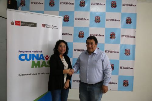 Directora de Cuna Más, Patricia Balbuena; y alcalde de El Porvenir, Paúl Rodríguez.
