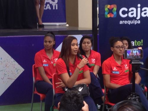 Seleccionadas del equipo de vóley agradecieron apoyo de la afición de Arequipa.