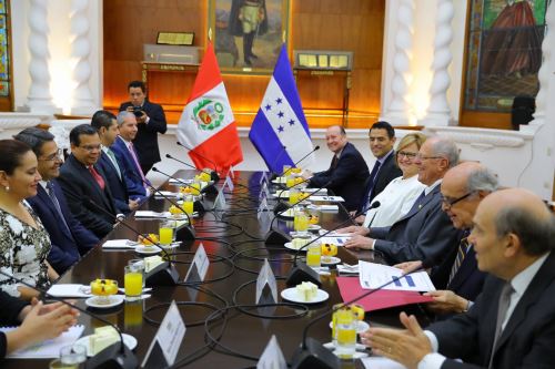 Mandatarios de Perú y Honduras dialogaron sobre la cooperación bilateral
