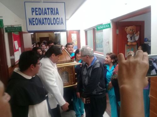Médicos y personal del Hospital La Caleta rindió homenaje a Santa Rosa de Lima.