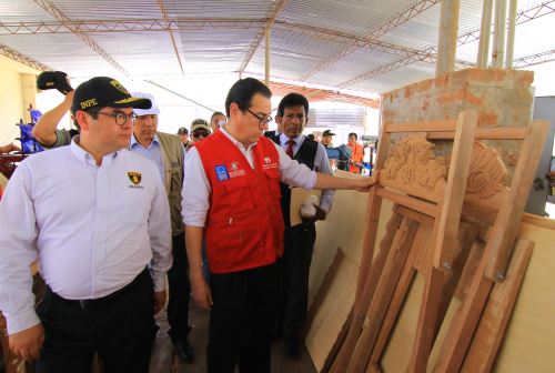 Ministro Enrique Mendoza destacó trabajo de talleres en penal de Piura.