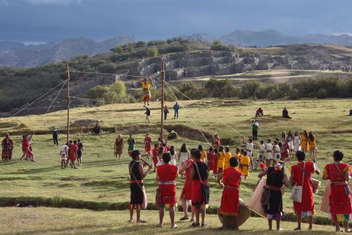 Escolares escenificaron rituales incas como el Warachikuy.