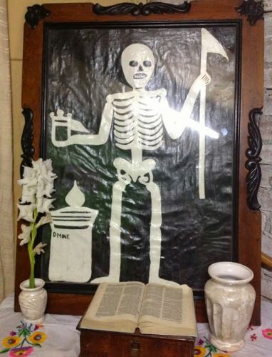 En cada vivienda el poblador de Eten tiene un pequeño altar con velas ante la figura de un esqueleto.