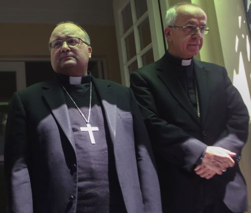 Arzobispo Scicluna y el nuncio Ivo Scapolo