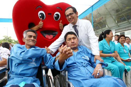 Teófilo Pau y Alan García posan junto al doctor Franz Soplopuco, encargado de las coordinaciones de los trasplantes. Foto: ANDINA/Melina Mejía.