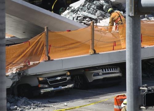 Colapsa puente peatonal en Miami