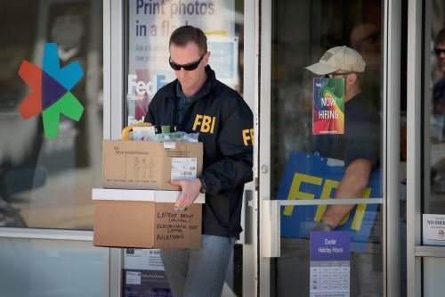FBI busca evidencias en local de Fedex, Texas