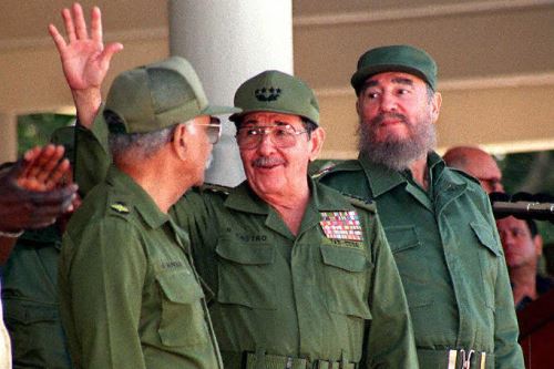 Raúl y Fidel Castro en ceremonia oficial