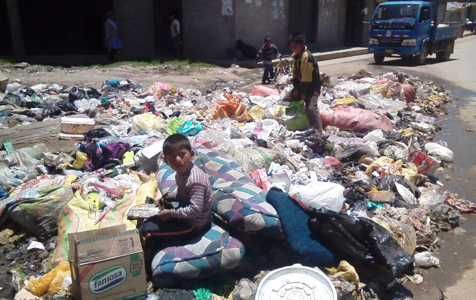 Resultado de imagen para fotos basura en las calles huancayo