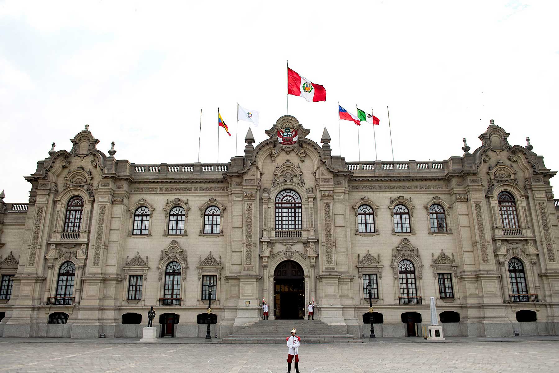 Palacio de Gobierno del Perú con las banderas de los países miembros de la Alianza del Pacífico