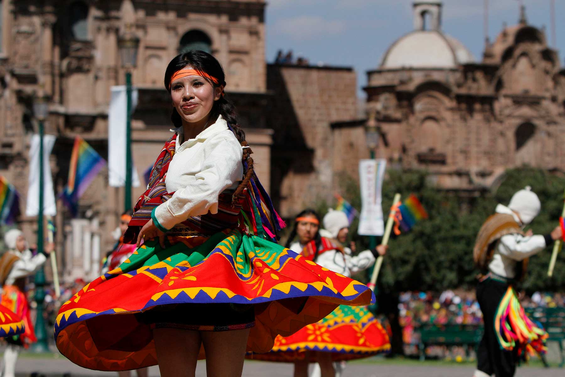 Jovencitas encandilan con sus sincronizados pasos y gracia durante las danzas al Sol, el dios supremo en la cultura Inca