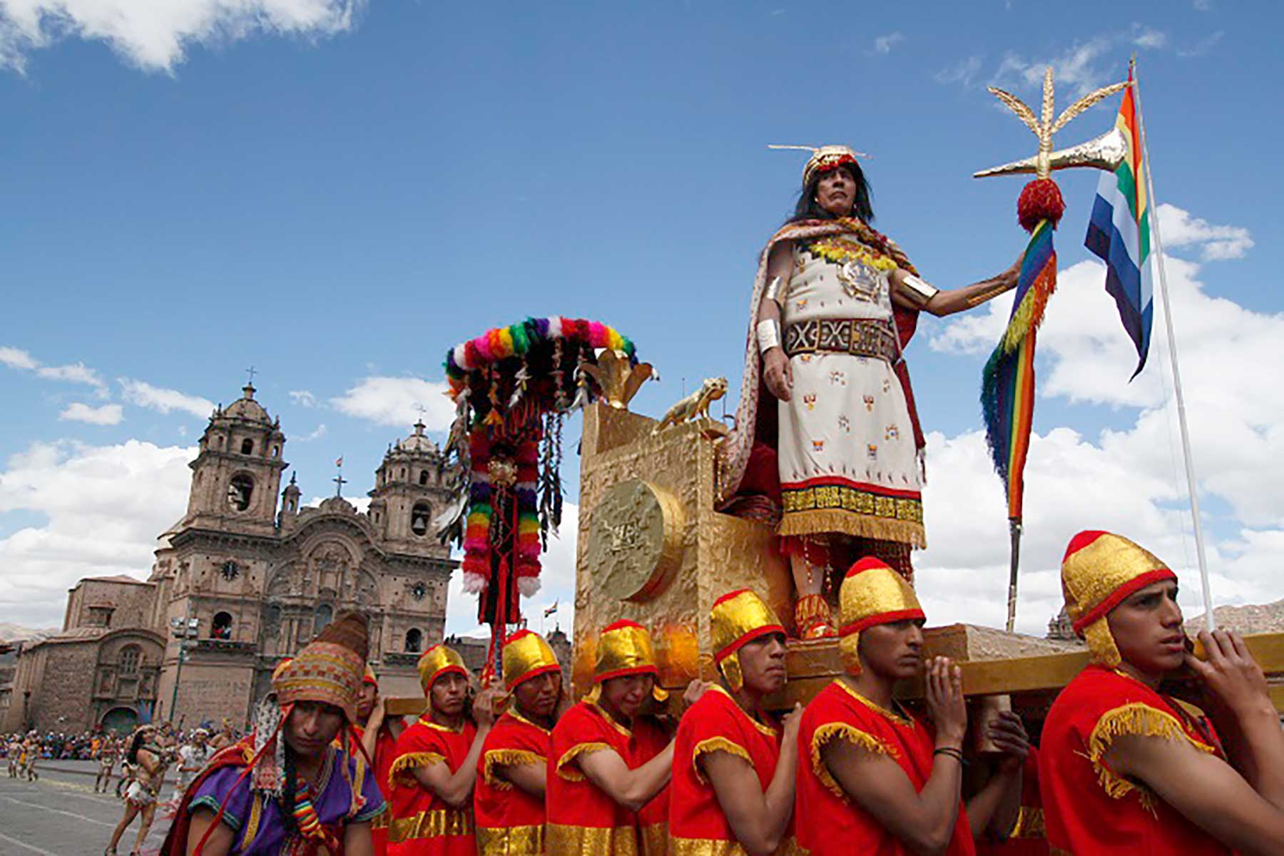 Los súbditos de mayor jerarquía cargan el anda del máximo gobernante del Tahuantinsuyo, quien encabeza los festejos jubilares