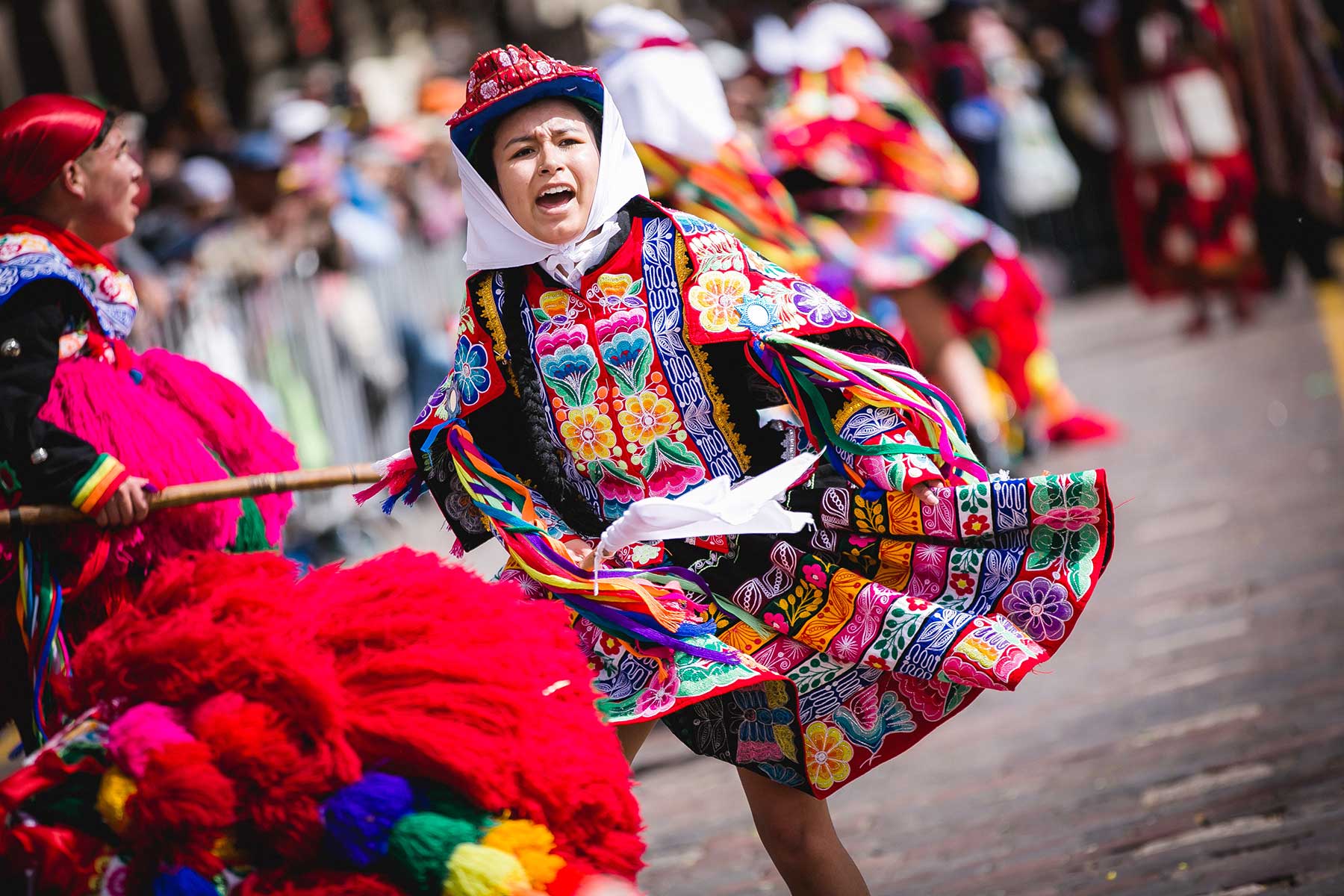 Los bailarines lucen trajes multicolores y derrochan buen ritmo durante las coreografías preparadas para homenajear al Cusco