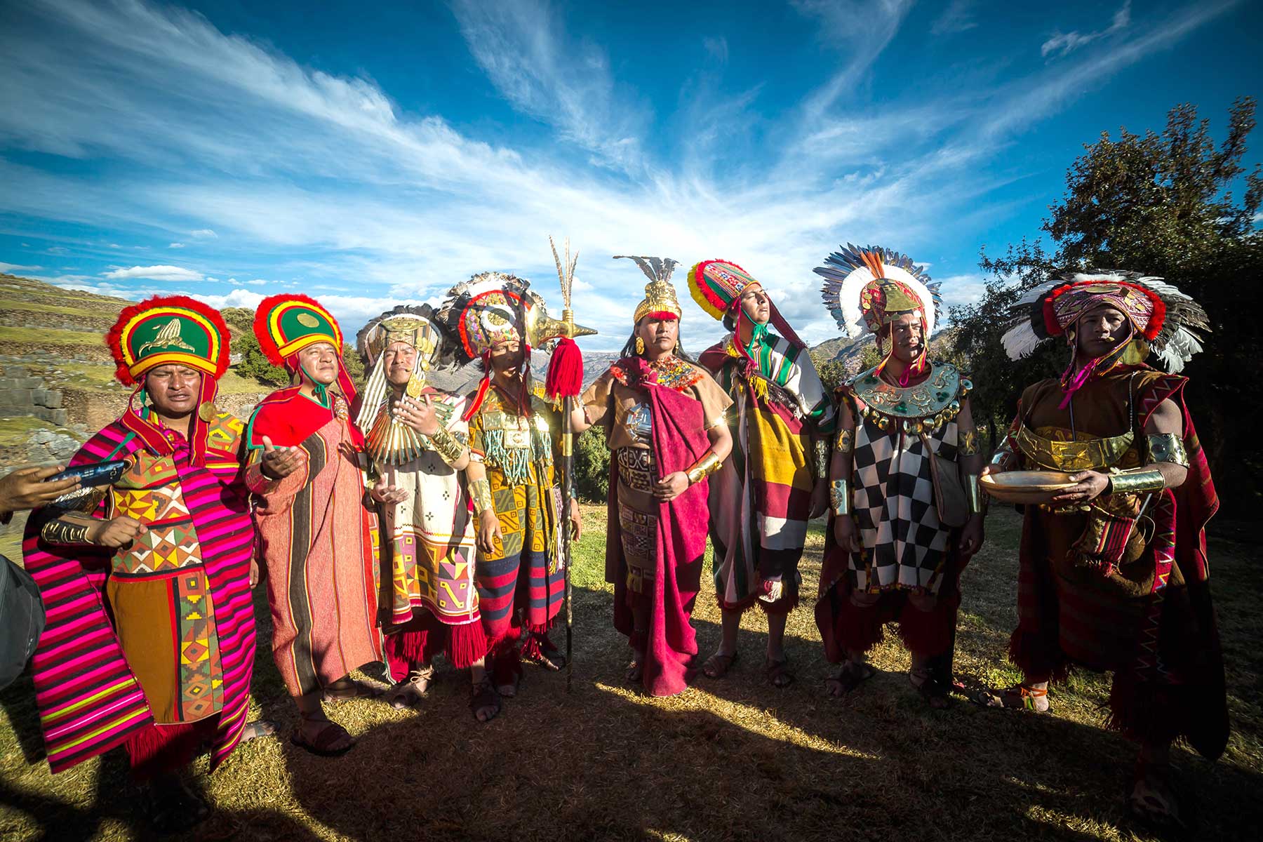 El inca deja un mensaje de unidad e integración a los miles de asistentes a una de las festividades más emblemáticas del Cusco.