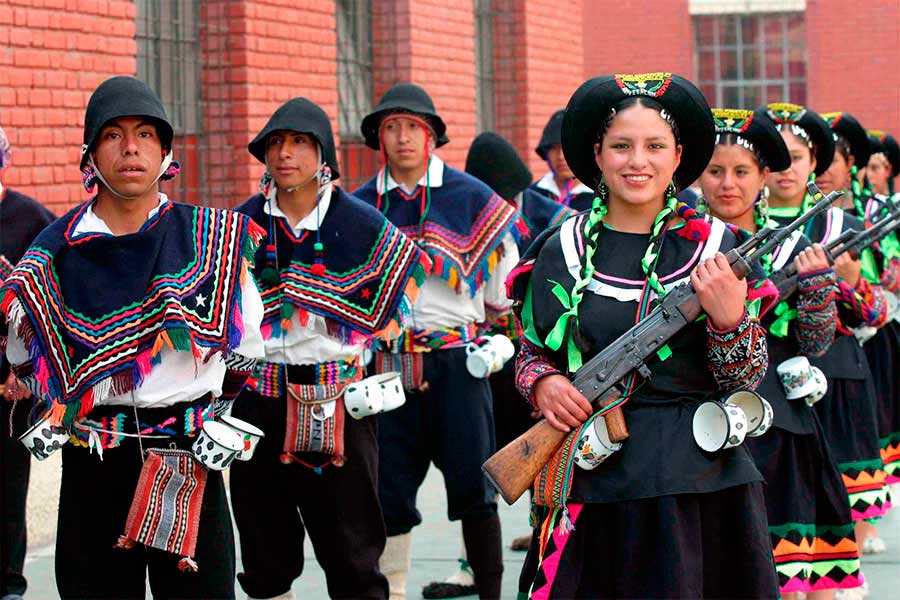 La Escuela de Sub Oficiales de Huancavelica hacen la parodia a los montoneros del brujo de los Andes.
