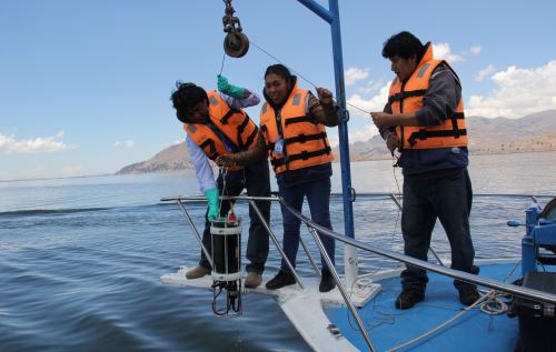 Especialistas realizan monitoreo de nivel del lago Titicaca.